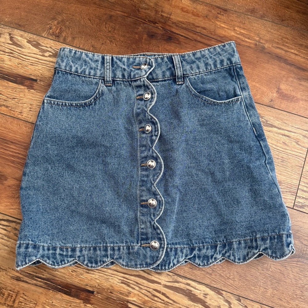 SCALLOPED JEAN SKIRT WITH BUTTONS